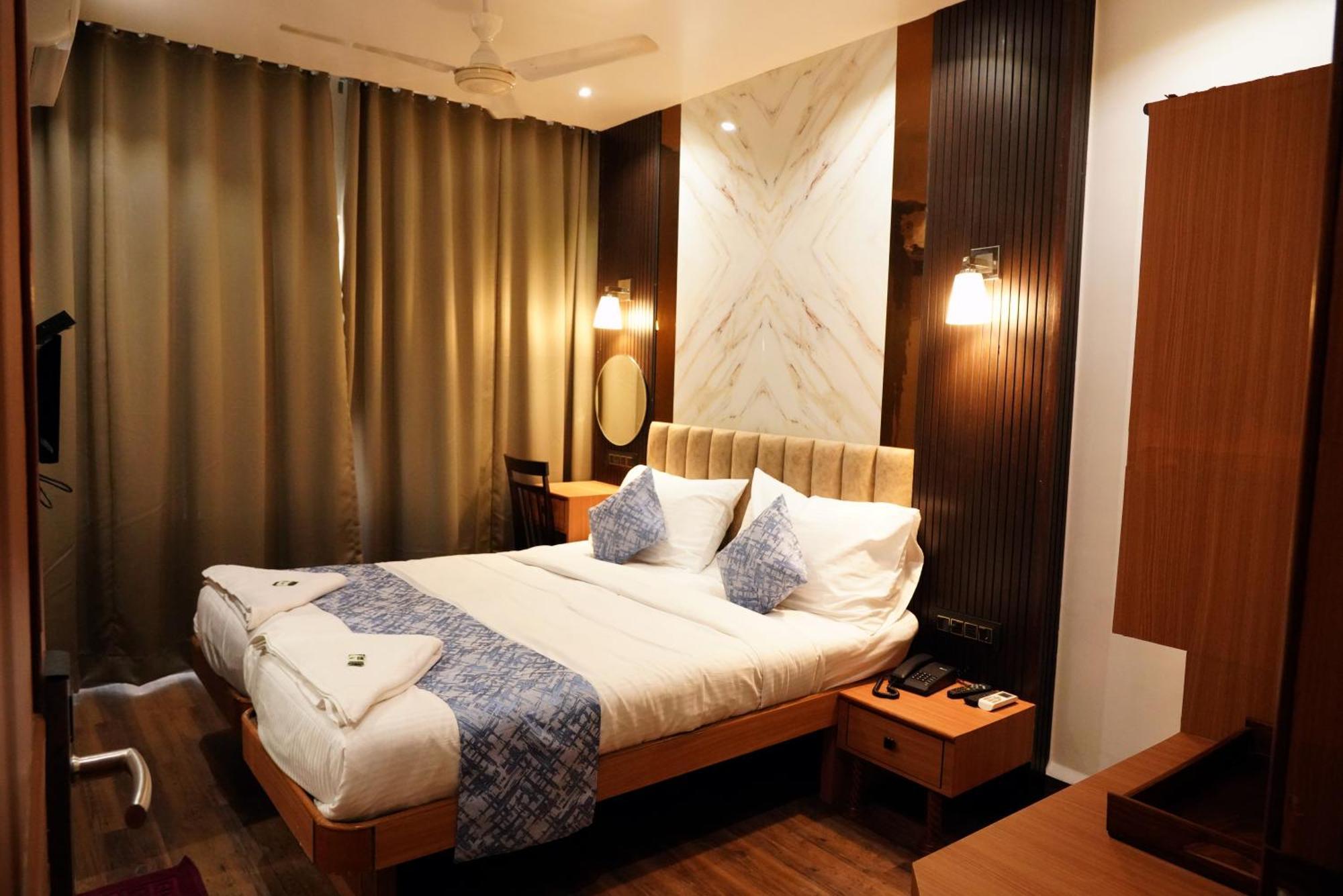 Hotel Padma Krishna 浦那 外观 照片